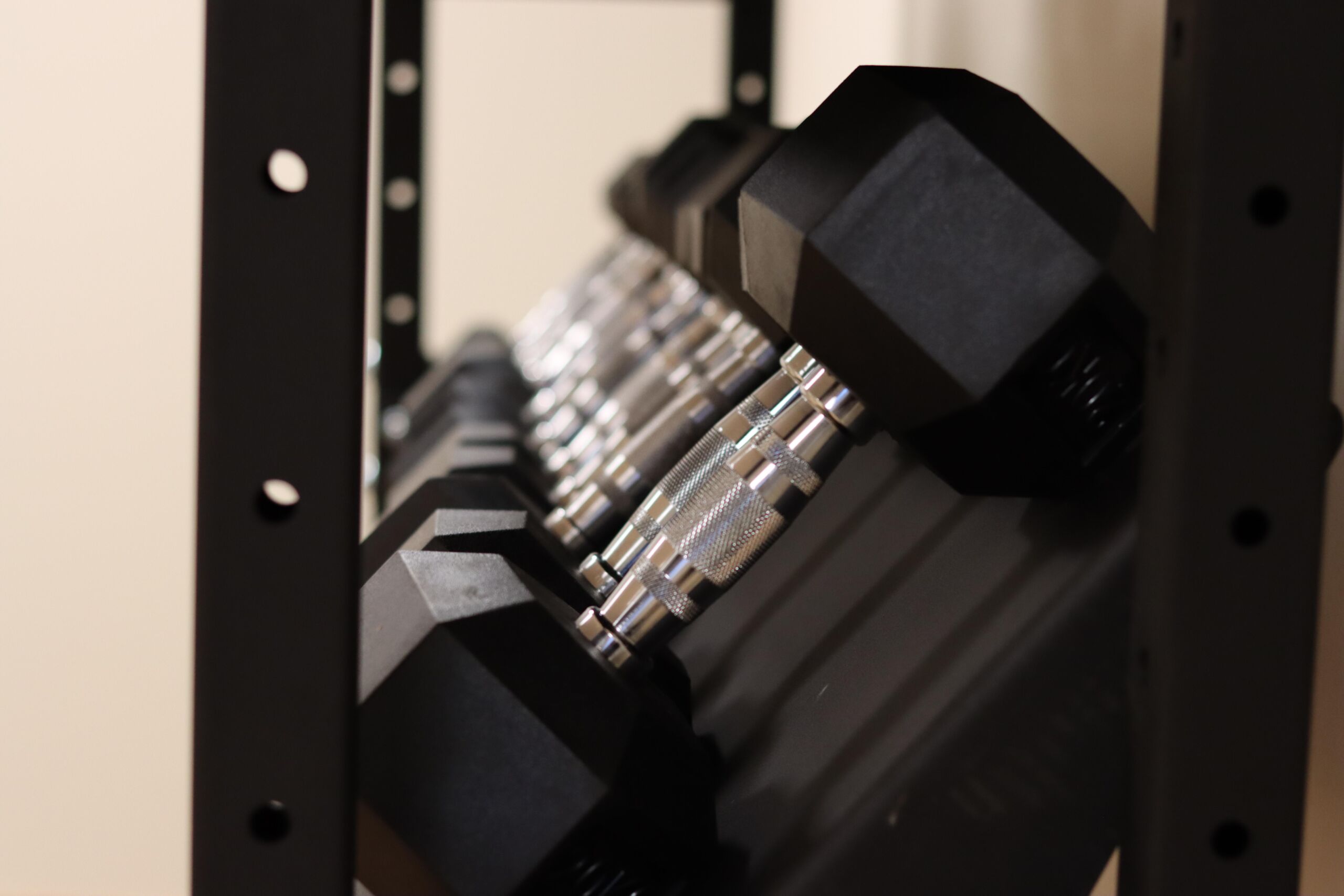 Gym Hantlar ligger i ett gym på en svart hylla.