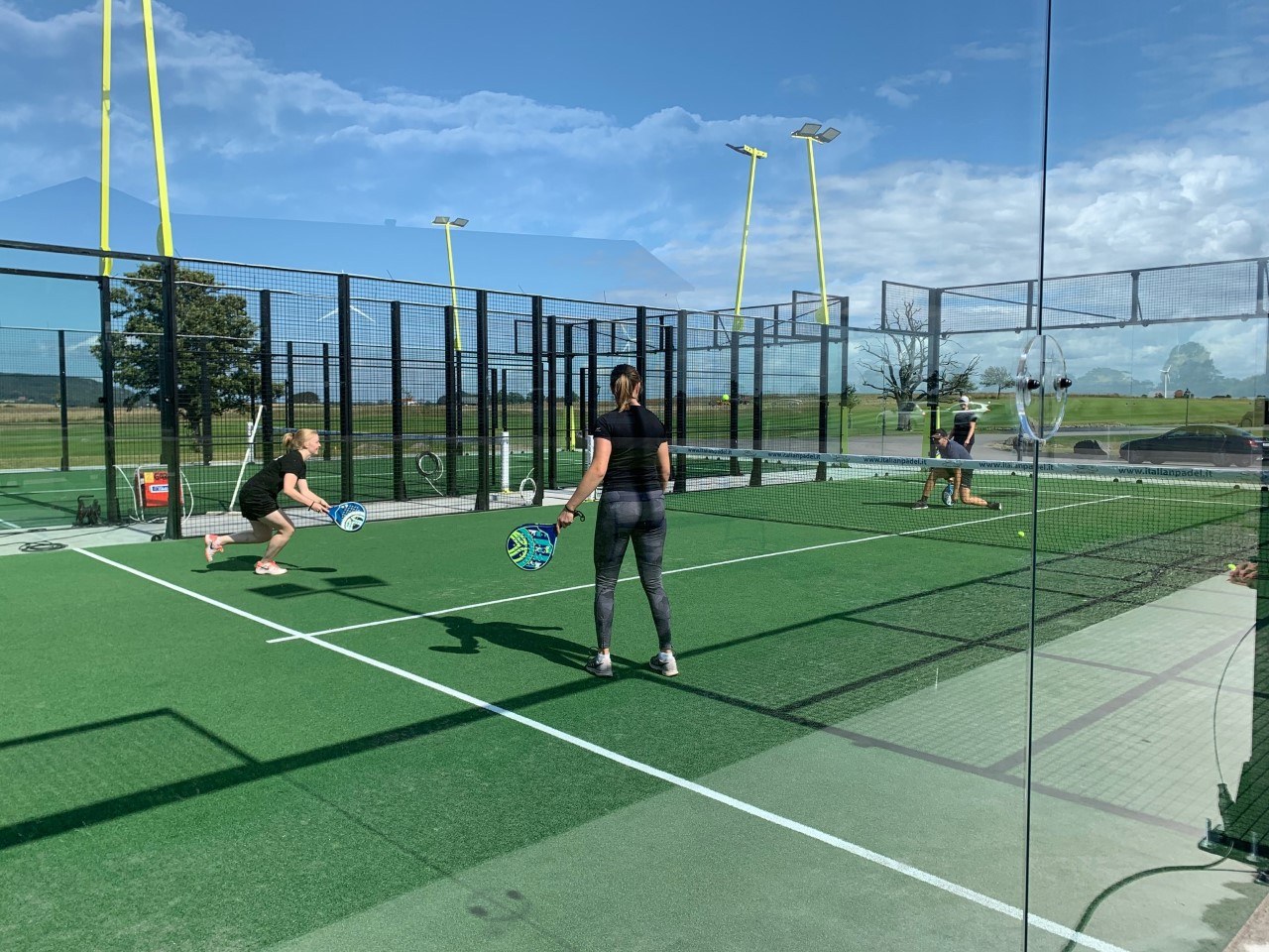 Ett gäng som spelar padel tillsammans.