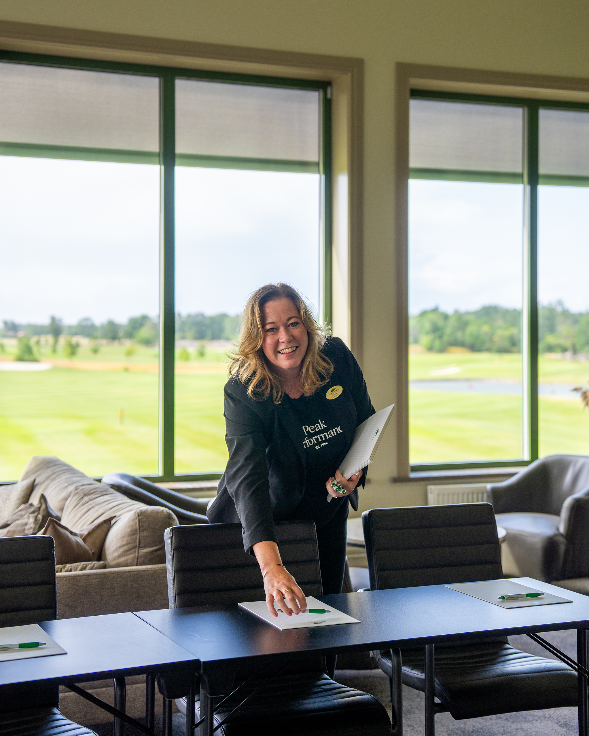 Konferensvärdinna Cathrine hälsar konferensgästerna välkomna till Översten!