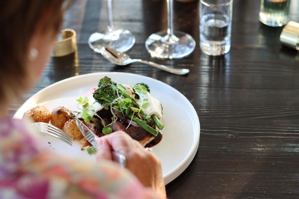 Serverad varmrätt på restaurangen på Ombergs Golf Resort