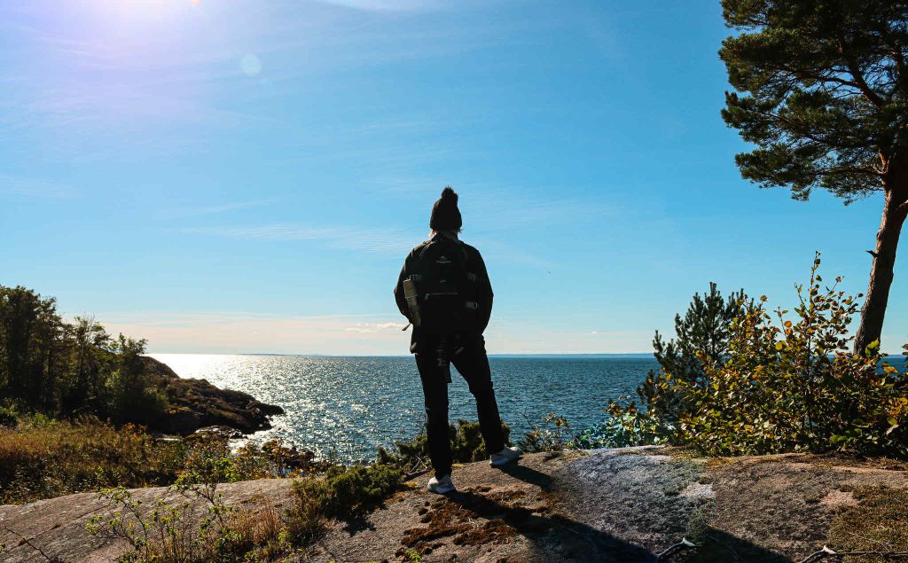 Vandring vid Omberg med utsikt över Vättern i naturskön miljö