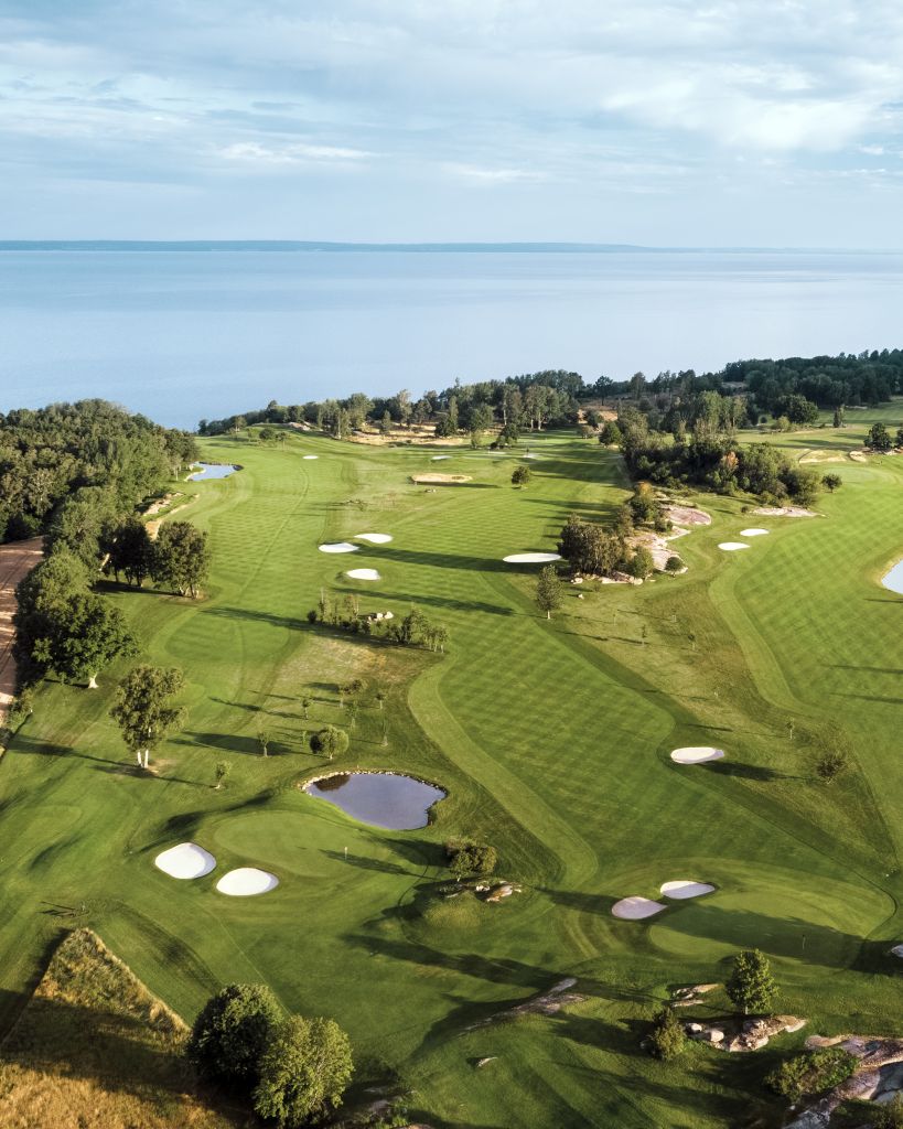 Golfbana vid Vättern på Ombergs Golf Resort i Östergötland